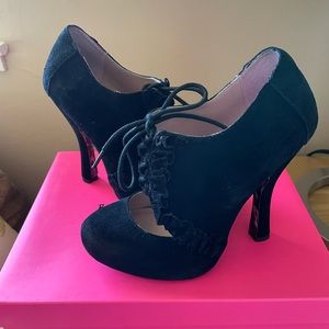 Betsey Johnson Teaseey Black Suede Shoes Heels Size 7